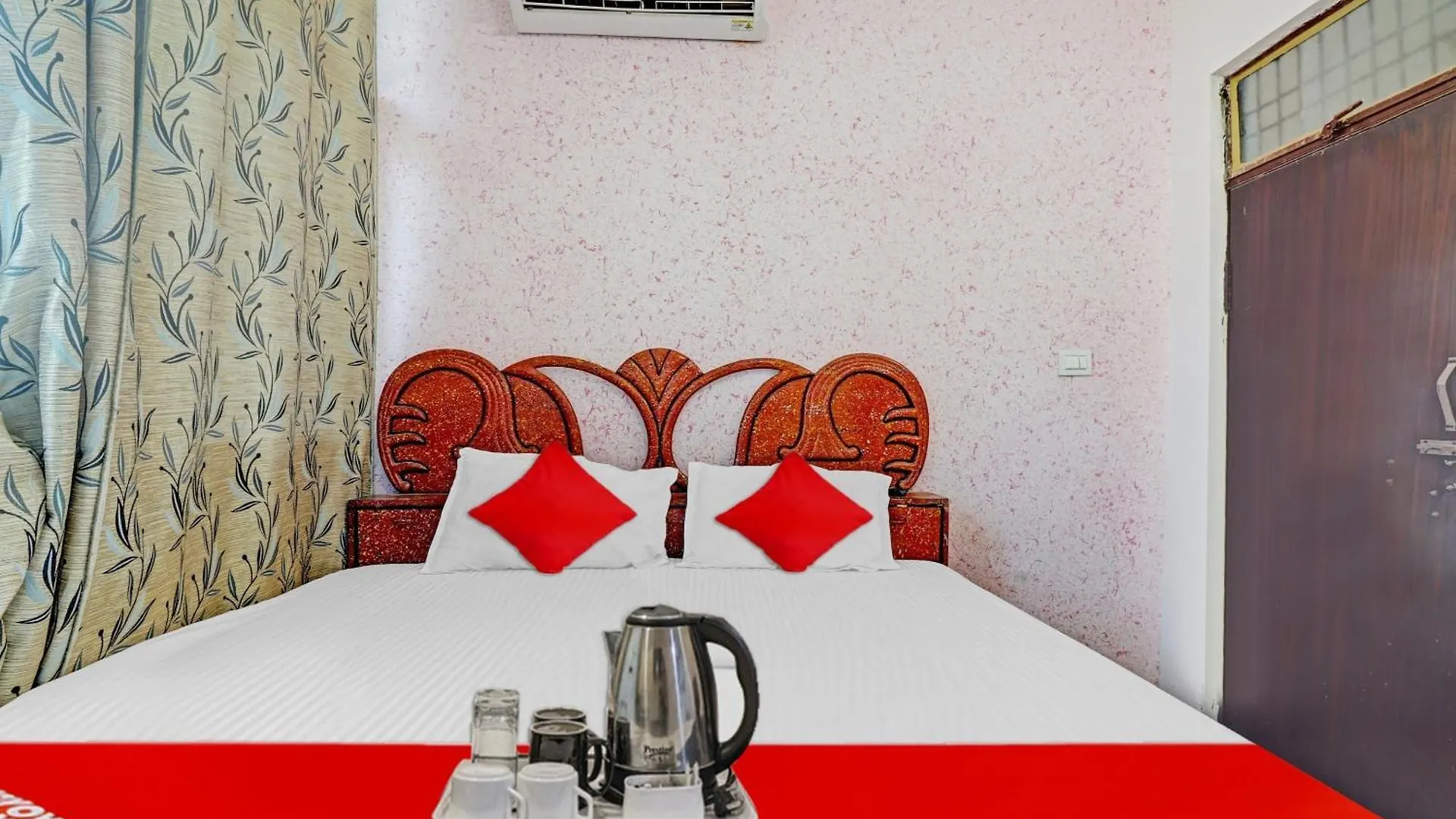 Hotel O M.G. Palace Tajganj 4*,  India