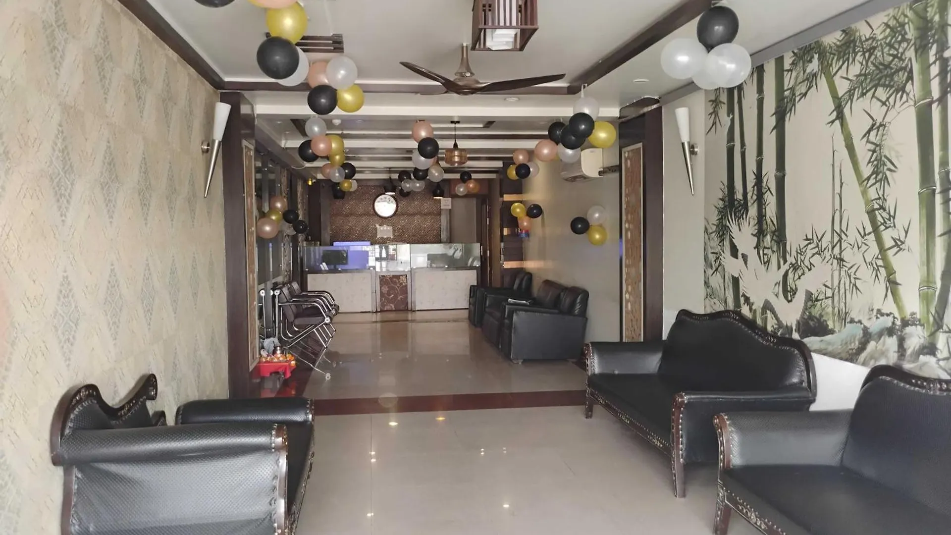 Hotel O M.G. Palace Tajganj India
