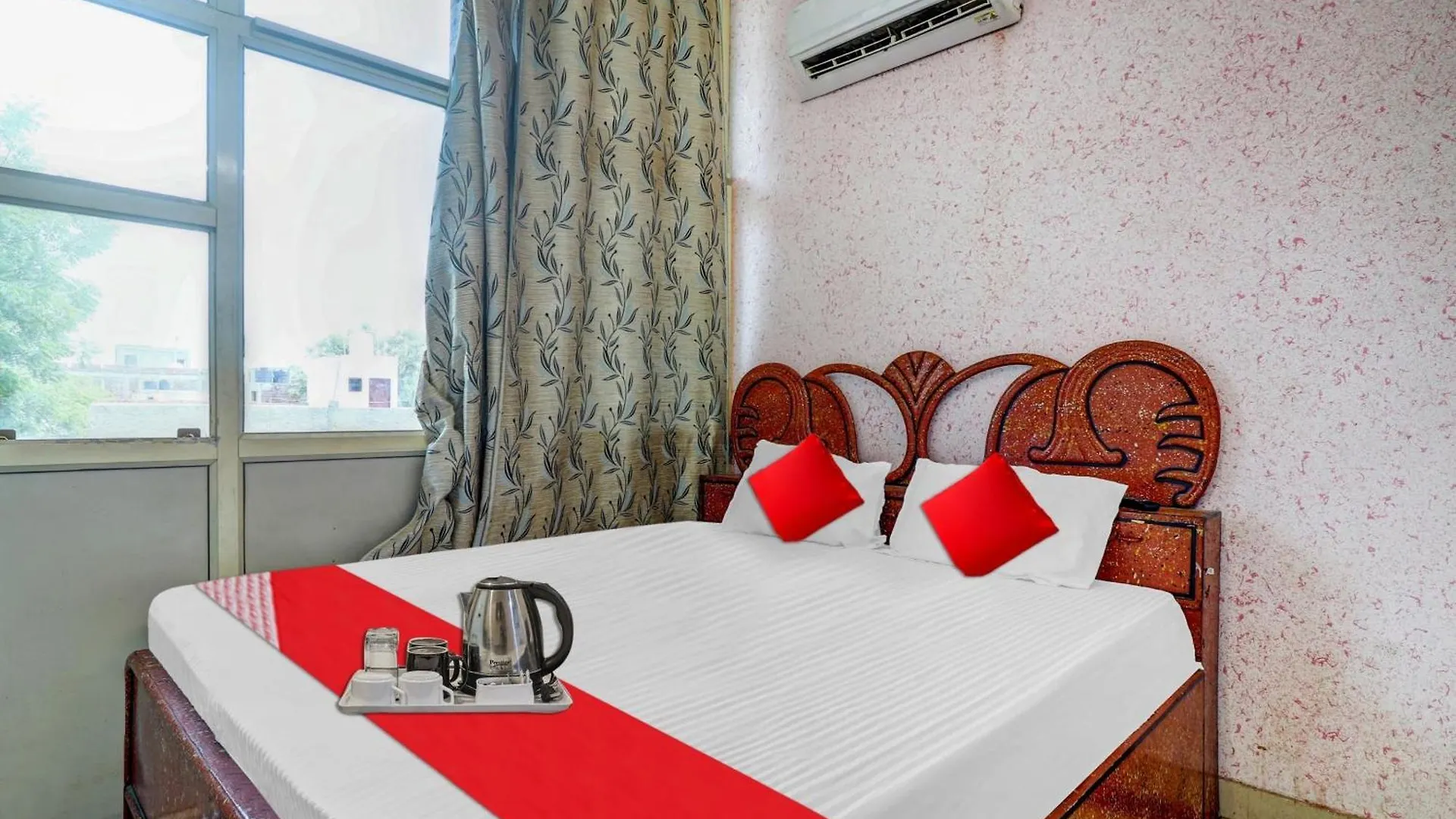 Hotel O M.G. Palace Tajganj 4*,