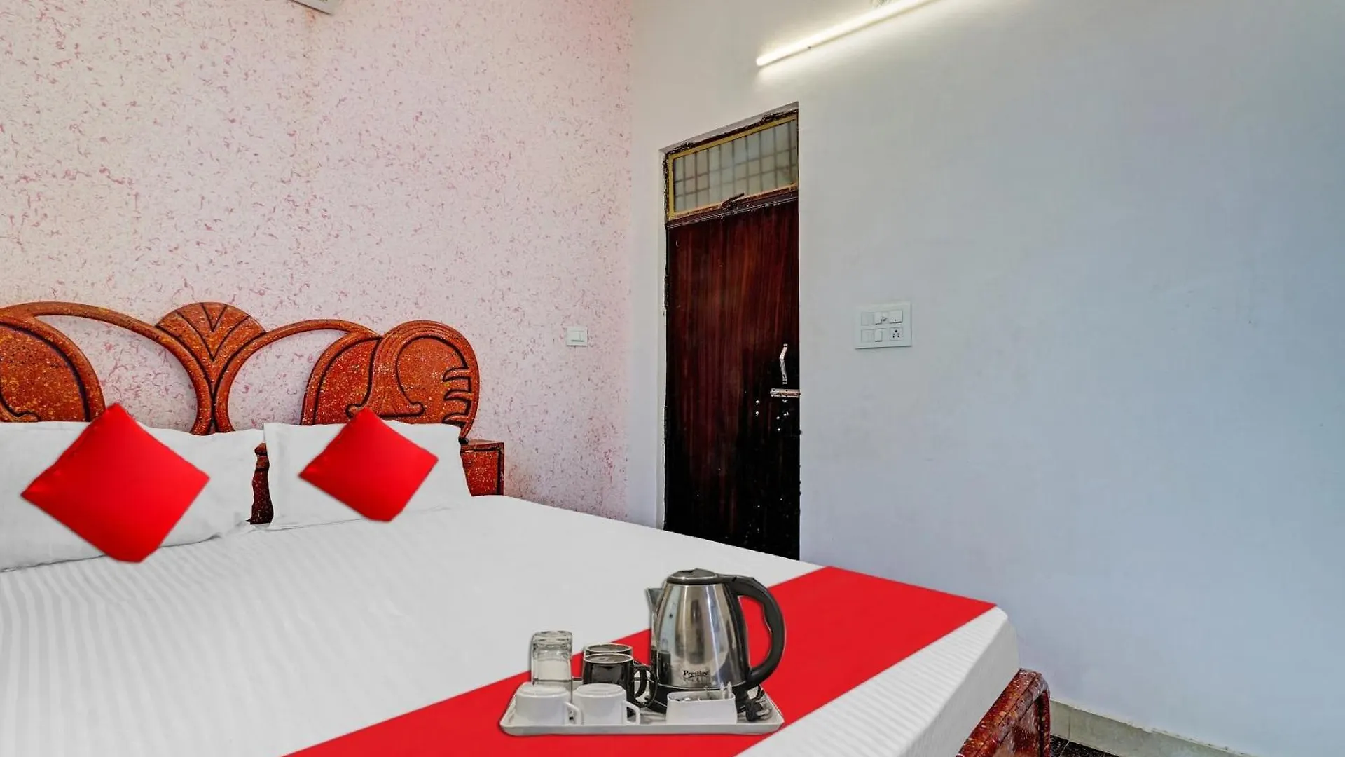 Hotel O M.G. Palace Tajganj