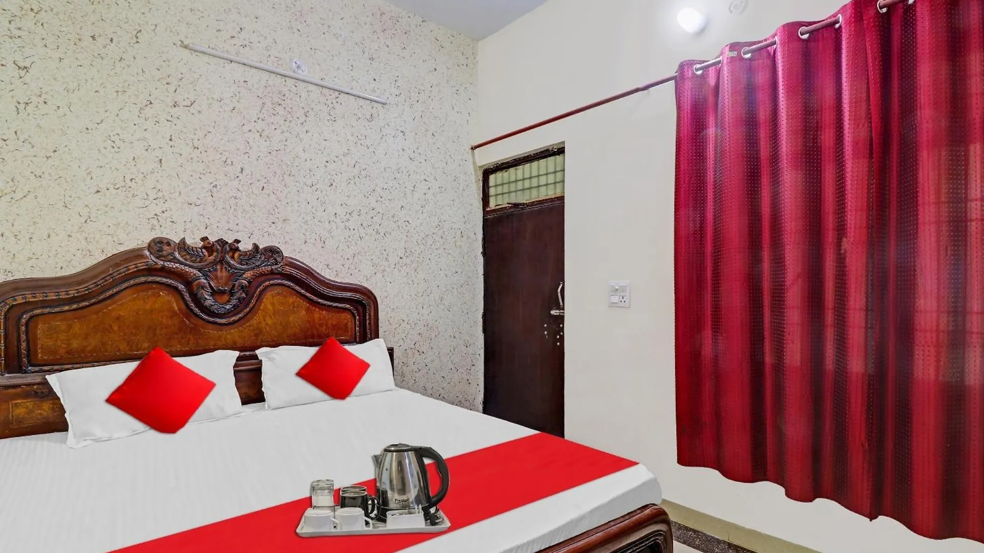 ****  Hotel O M.G. Palace Tajganj India